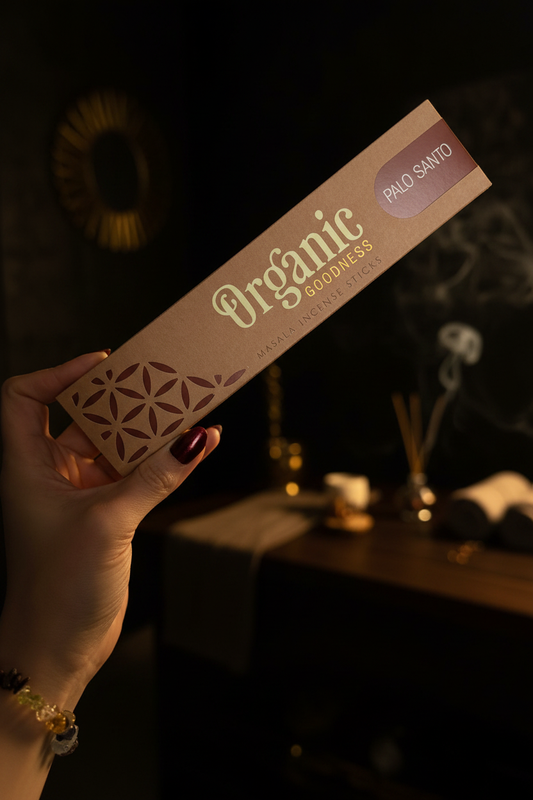Organic Goodness Palo Santo – Hand mit dunklem Hintergrund