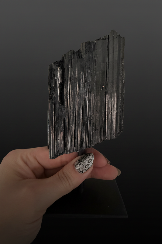 Schwarzer Turmalin roh – Hochformat